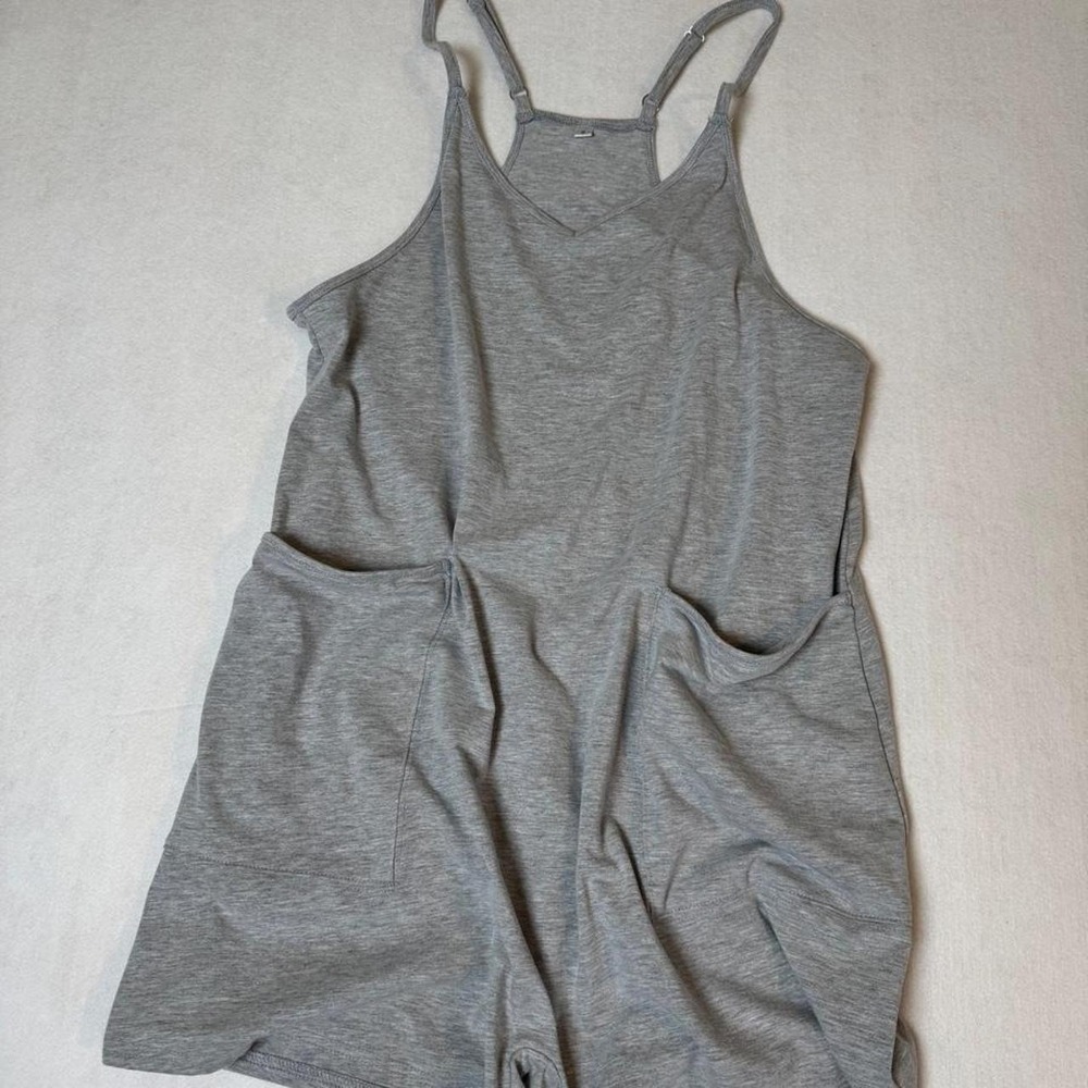 Amazon Gray heathered shorts jumpsuit with pockets and adjustable straps Size S